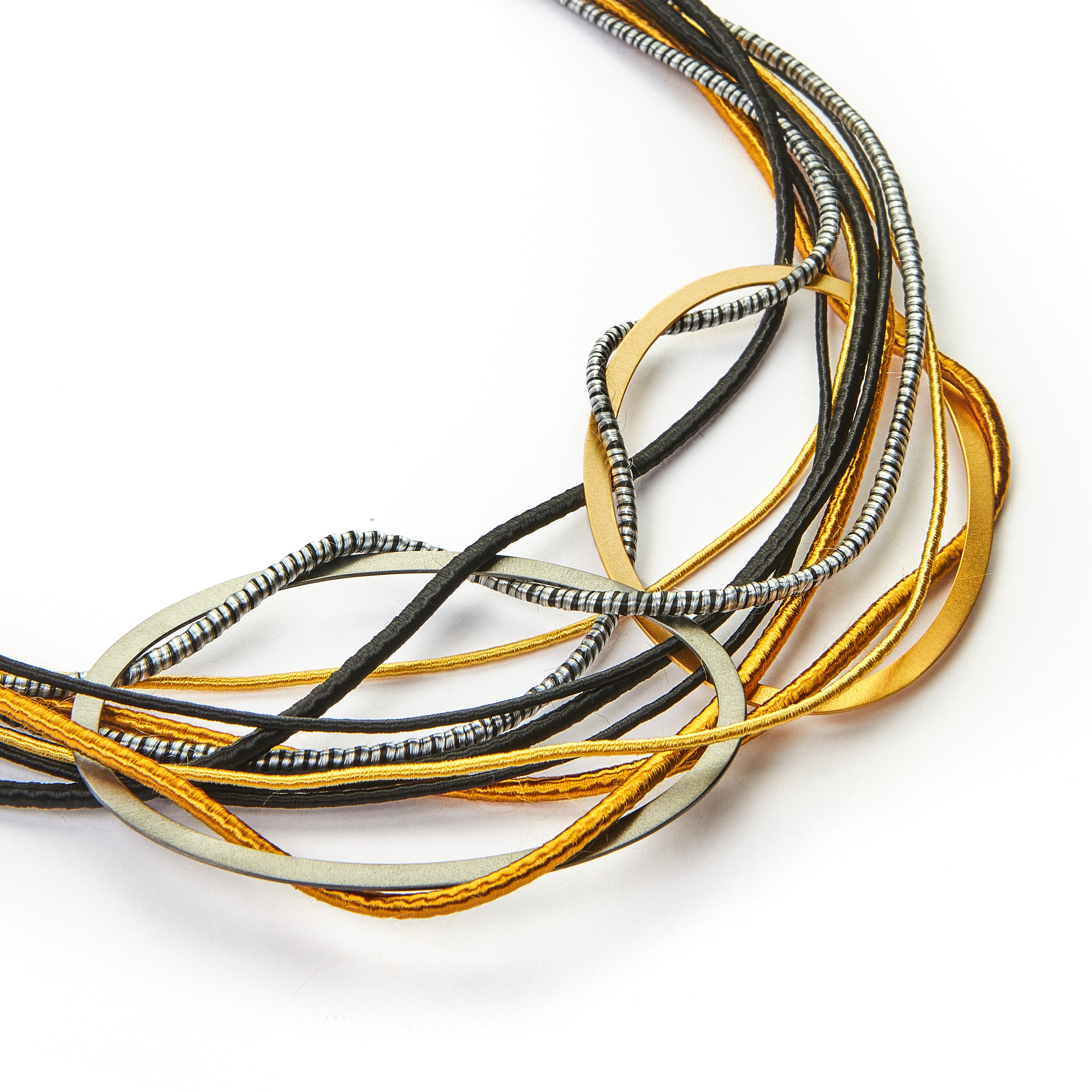 Doppelte Latzkette in Schwarzgold