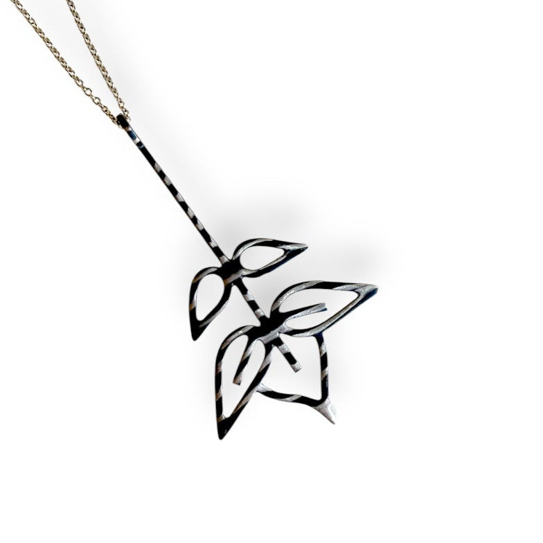 Halskette mit Eschenblatt