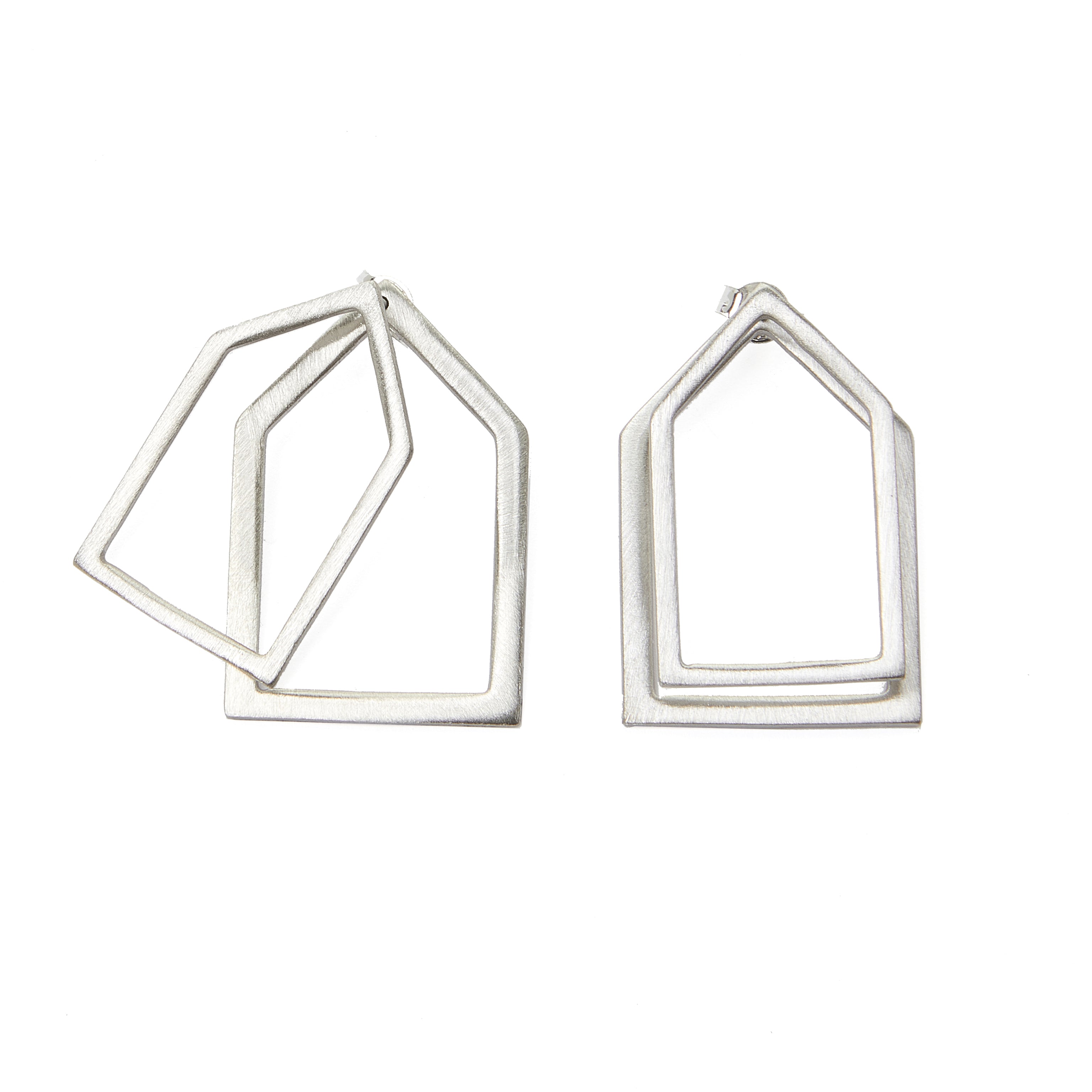 Minimal home ear jackets, comprised of two elements that can be worn together in 2 different ways, or as a single eye-catching earring. Geometric front and back earrings, made of gold-plated or platinum plated silver 925